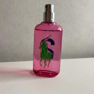 Ralph Lauren parfym - Är knappt använd och säljer den för att jag har andra som jag gillar mer, men luktar jätte gott. Vet inte vart locket är dock. Köpte på flygplanet för ca 600-700. Kan också byta något mot den.