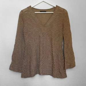 Blus - Fin blus i storlek M! Köparen står för frakten men kan även mötas upp i Uppsala, Knivsta eller Sigtuna. Tveka inte att fråga mig om något!