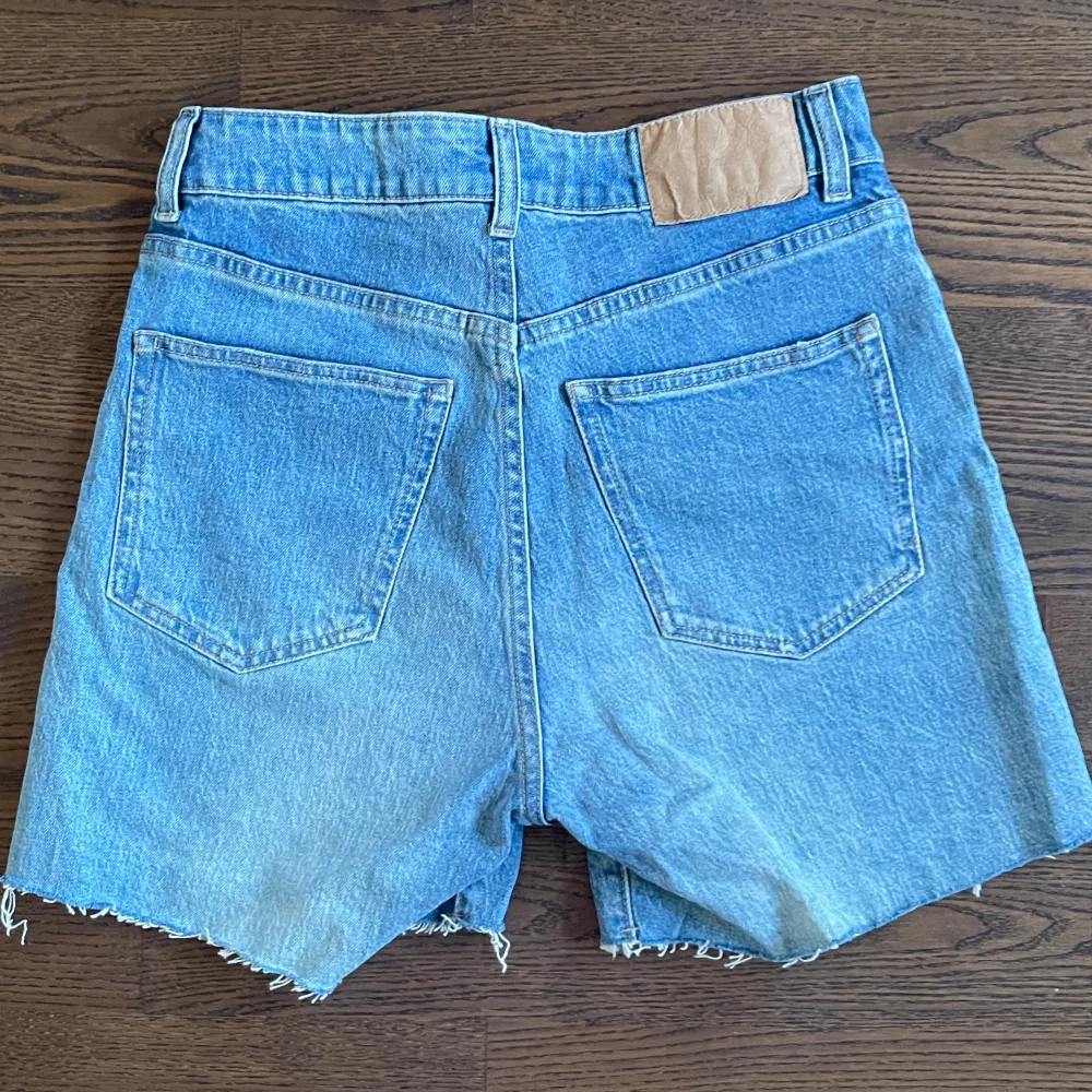 Jeansshorts från H&M, strl 36 🩵. Shorts.