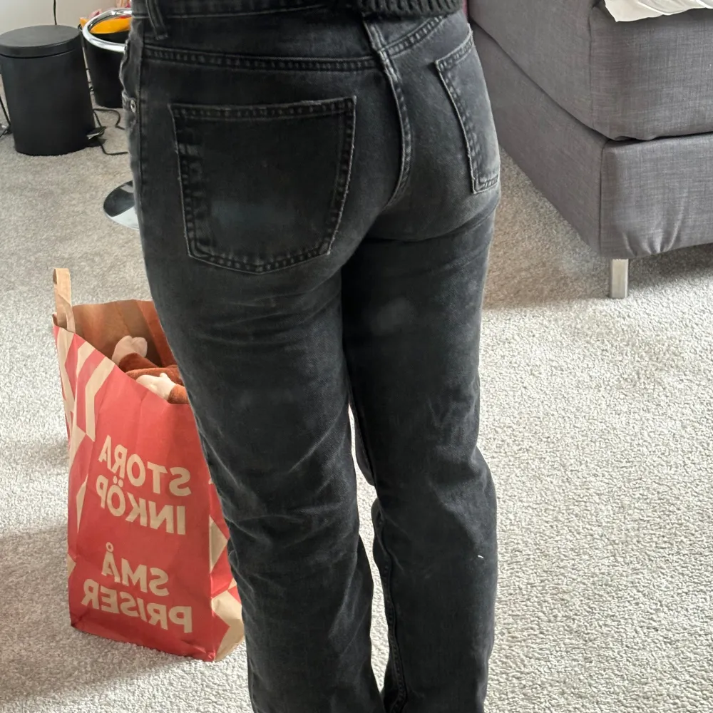 Straight jeans från zara som inte kommer till använding längre. Jag är 161 och dom är lite långa skulle tro att dom passar någon upp till 165🫶. Jeans & Byxor.