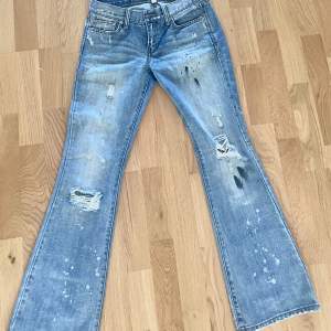 Dösnygga jeans från A&F som tyvärr är för stora för mig! Vintage och ljusblåa💕💕 perfekta till sommaren