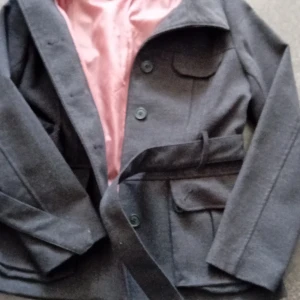 Ullig vårjacka - Fint skick. Måttligt använd. 