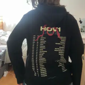 Nyskick hov1 hoodie som är köpt från sommar konserten🤩 köp för ungefär 500-600👌🏼 Så mysig och limited edition🖤