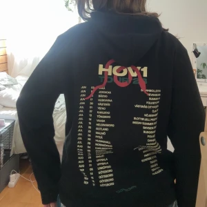 Hov1 Merch 2023 touren - Nyskick hov1 hoodie som är köpt från sommar konserten🤩 köp för ungefär 500-600👌🏼 Så mysig och limited edition🖤