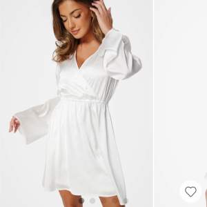 Oanvänd vit klänning, nypris 599kr