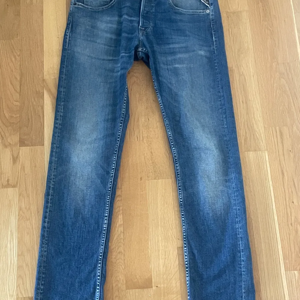 Tjena. Säljer nu dessa feta jeans från Replay modellen heter grover, Storlek 31/34, Skick 7/10  Skriv vid minsta fundering😊. Jeans & Byxor.