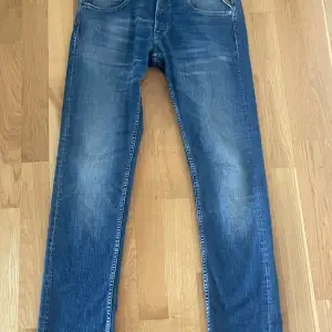Tjena. Säljer nu dessa feta jeans från Replay modellen heter grover, Storlek 31/34, Skick 7/10  Skriv vid minsta fundering😊