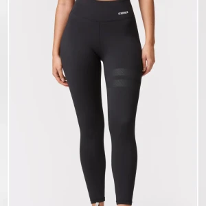 Stronger tights - Säljer dessa träningstightsen från stronger i storlek M men som även passar S🖤 Nypris ca 800kr men säljer för 450kr då det finns lite defekter på knät men som inte syns( kan prutas). Skriv för fler bilder