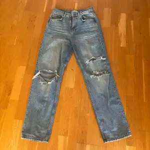 Fina jeans från Gina Tricot med 3 hål i. Säljer då de är för stora för mig tyvärr. Jeansen är i storlek 38 och i bra skick!
