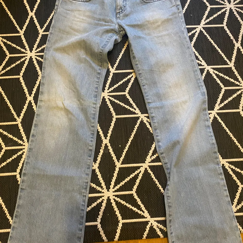 Dem här skit snygga jeansen är fortfarande i väldigt bra skick. Dem är tyvärr bara för små för mig. Midjemått 74 cm innerbenslängd 81 cm. Köpta för 900kr säljer för 550kr pris kan diskuteras.. Jeans & Byxor.