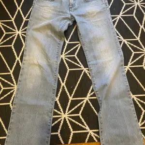 Dem här skit snygga jeansen är fortfarande i väldigt bra skick. Dem är tyvärr bara för små för mig. Midjemått 74 cm innerbenslängd 81 cm. Köpta för 900kr säljer för 550kr pris kan diskuteras.