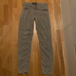Jacob Cohen Jeans - Säljer nu dessa Jacob Cohen jeansen | skick 8-9/10 | Jeansen är handgjorda i Italien | Passformen skulle jag säga är slim fit men kan uppfattas som slim/ regular om man har väldigt smala ben | Storlek W30 L30 | Skriv och fråga om minsta lilla 😊