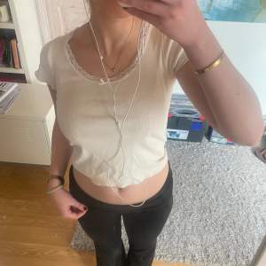 Jättefin beige/gul topp från brandy Melville! I Onesize men passar allt från xs-m