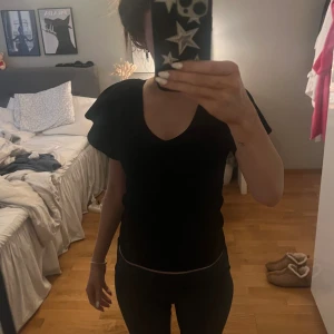 Only tröja  - Den är i bra skick känner inte att den kommer till användning längre❤️originalpris är 350kr