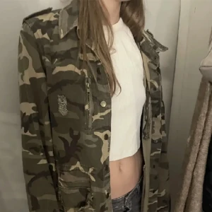 Jeansjacka  - Militär färgad jeansjacka. Nypris 600:- mitt pris 99💕💕 strl M, kom privat vid frågor eller köp direkt❣️❣️ 