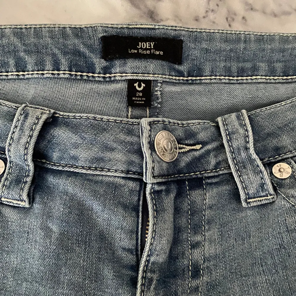 Joey low rise flare jeans från True Religon i färgen peak spot, storlek W28. Köpta nyligen och endast använda en gång pågrund av fel storlek… nypris 1199, säljer för 780kr! 🩷 skriv jättegärna för fler bilder! . Jeans & Byxor.