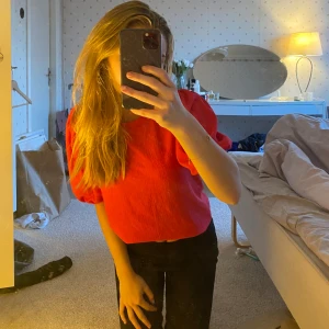 Rosa tröja  - En rosa tröja med puffiga armar , jätte söt men inte min stil . Storleken är xs men känd som s , fint skick 