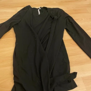 Kofta - Säljer en svart kofta som går ungefär ner för rumpan.