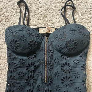 Spets body - Superfin body i spets! Aldrig använd, fick hem från Vinted imorse men passa tyvärr inte :(( Storlek M men liten i storleken så passar nog någon med S bättre.