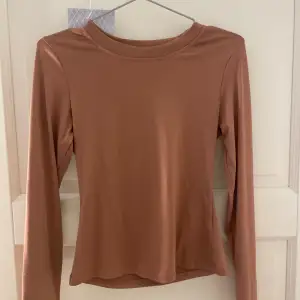 Långärmad tröja från Shein. Jätte skönt material, påminner om Skims. Färgen är rosa/röd/brun? Sitter jätte fint och tight
