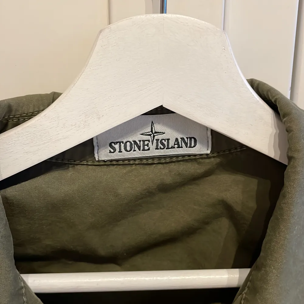 Olivgrön stone island overshirt. Säljer för jag använder den inte längre. Storlek M. Nypris 4799kr. Tröjor & Koftor.