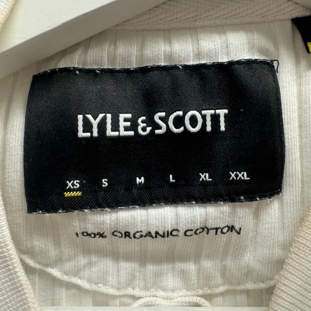 Hej! Jag säljer min Lyle & Scott tröja efter som den inte kommer till användning. Tröjan är knappt använd och är i stl XS, men skulle även passa S. Hör av er ifall ni vill ha fler bilder!🤍. T-shirts.