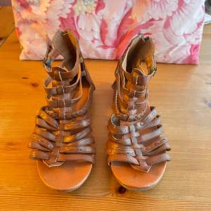 Gulliga bruna sandaler i storlek 40, knappt använda! Kontakta mig innan ni använder köp nu🥰