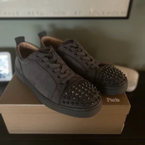 Louboutin  - Säljer mina loubs för att jag längre inte använder de. Det är använda i gott skick men lite sliten på undersulan. Storlek 44 men känns som 43💪🏻