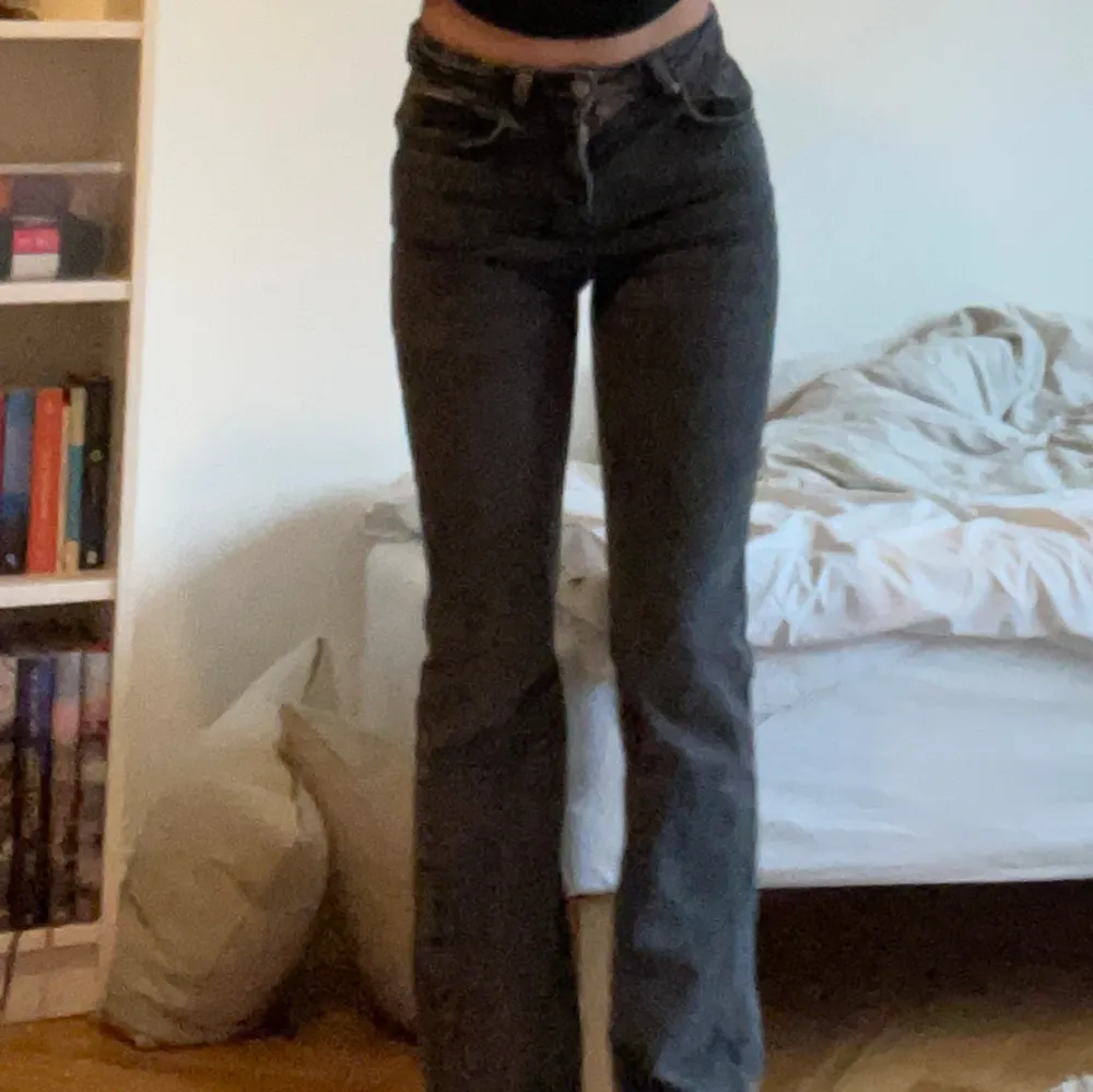Jättesnygga jeans som är i jättefint skick. De är lite grå/svarta och perfekt i längden på mig som är 170. Klicka gärna på köp nu💕💕. Jeans & Byxor.