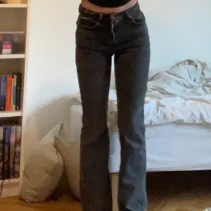 Jättesnygga jeans som är i jättefint skick. De är lite grå/svarta och perfekt i längden på mig som är 170. Klicka gärna på köp nu💕💕