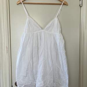 Vit klänning från Zara, storlek M! Köptes förra året som studentklänning men användes aldrig. Perfekt till urspringet💞☀️🎓