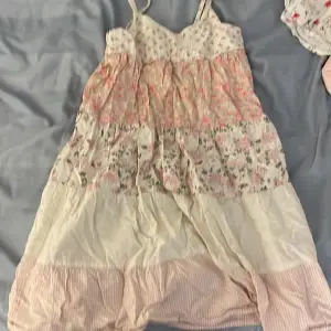 Lång klänning för barn 4-5 år, söta detaljer