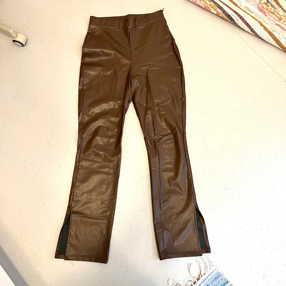 Snygga bootcut fake skinnbyxor från NLY trend med slits på sidan. Väldigt bekväma. Storlek M. Säljer då dom inte är min stil längre.. Jeans & Byxor.