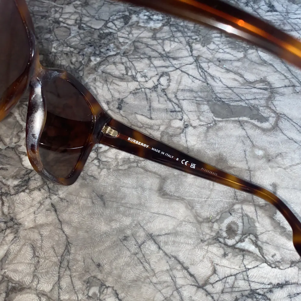 Ett par solglasögon från burberry, givetvis äkta. Nypris ca. 1700kr  Nyskick, 10/10 Mitt pris 999kr. Accessoarer.