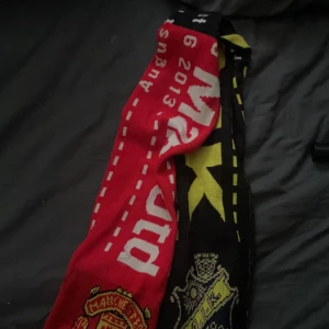 AIK Manchester United halsduk - Säljer denna halsduk från vänskaps matchen mellan aik och Manchester United. Går ej att köpa i shoppen eller något sånt, priset är ej hugget i sten 