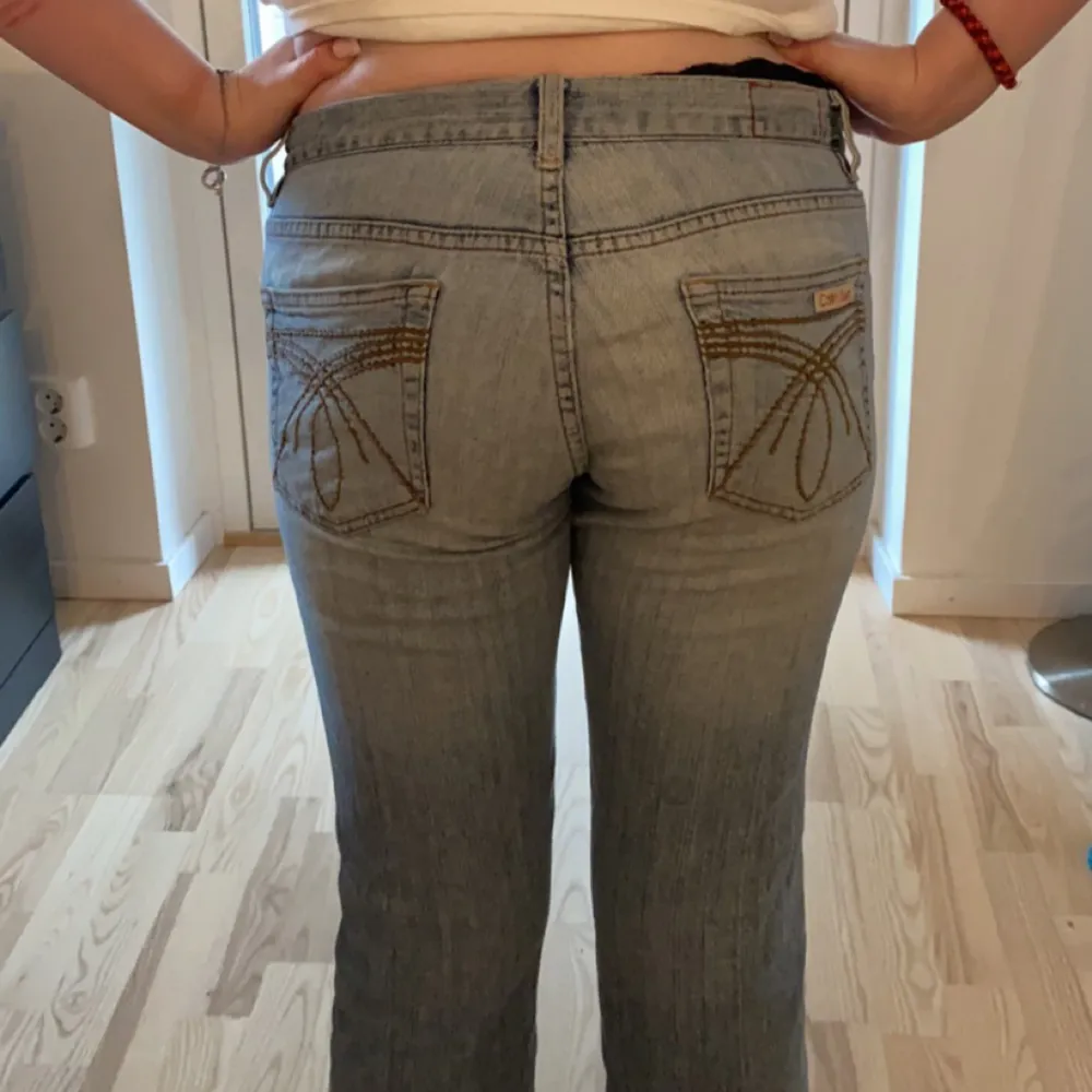 Såå snygga ljus blå lågmidjade bootcut jeans från calvin klein. Storleken är 4 vilket motsvarar storlek 36💗 Bara skriva om du har några frågor! Midjemått tvärs över:37 och innebenslängd 75. Jeans & Byxor.