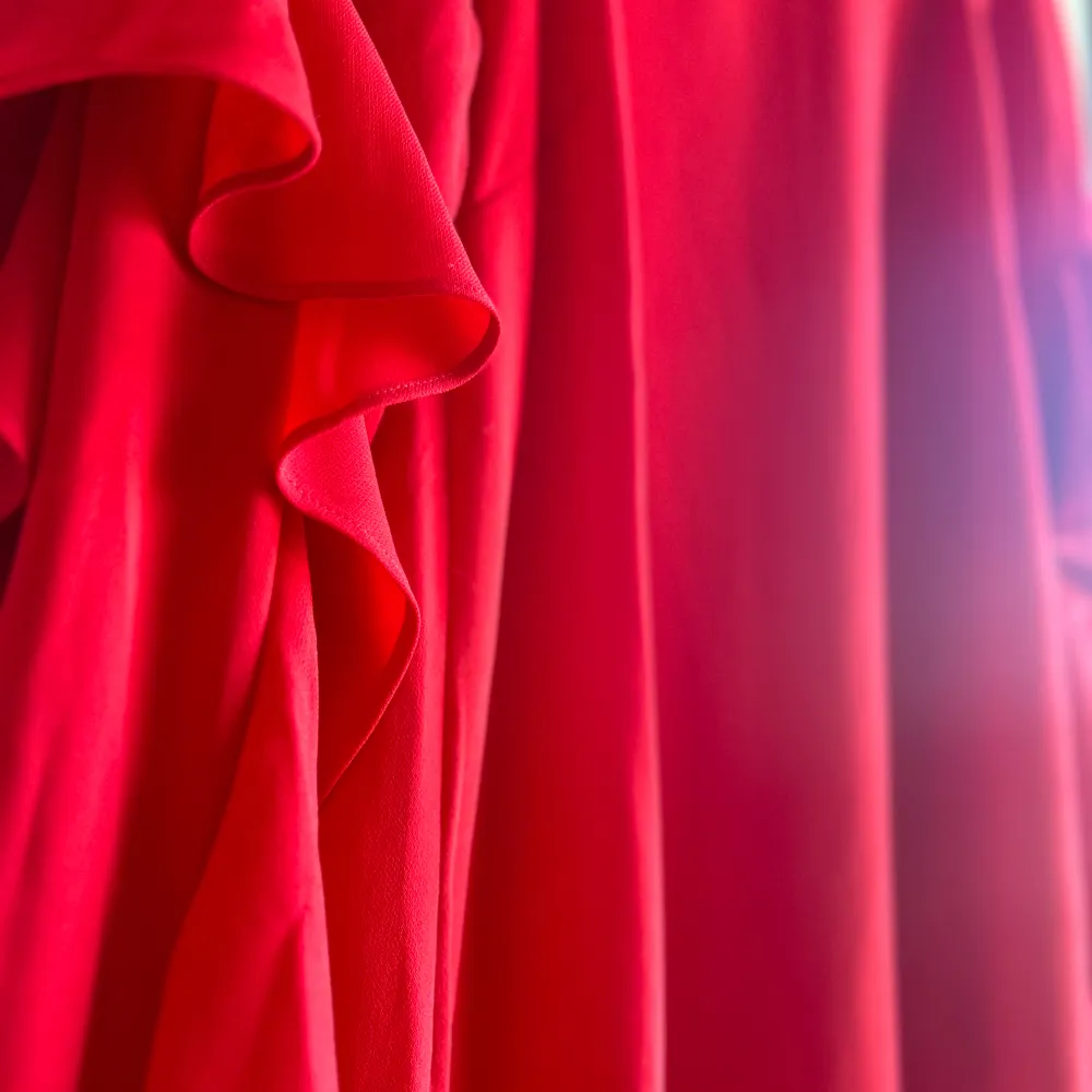 En super fin röd klänning med V-ringad rygg. Oanvänd utan prislapp och är i storlek 34. Säljs för 180kr. Klänningar.