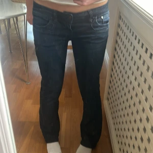 Midnattsblå bootcut jeans  - Säljer nu mina jätte fina LTB jeans då de inte kommer till användning längre. Som man ser på sista bilden är det två små defekter längst ner på jeansen☺️