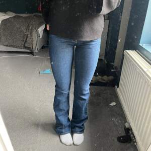 Jättefina jeans i bra skick från Gina Tricot💕högmidjade💕passar jättebra men tyvärr för långa för mig (jag är 163cm) hör av dig för frågor❤️