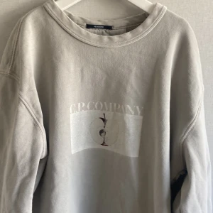 Cp company - Säljer nu denna snygga men slitna cp company sweatshirten. Den kan gå att snygga till om man lägger lite tid på den. Köpt på nk för 2400kr. Prislappen finns kvar. Skriv för fler bilder eller om du har någon annan fråga. Pris kan diskuteras. 