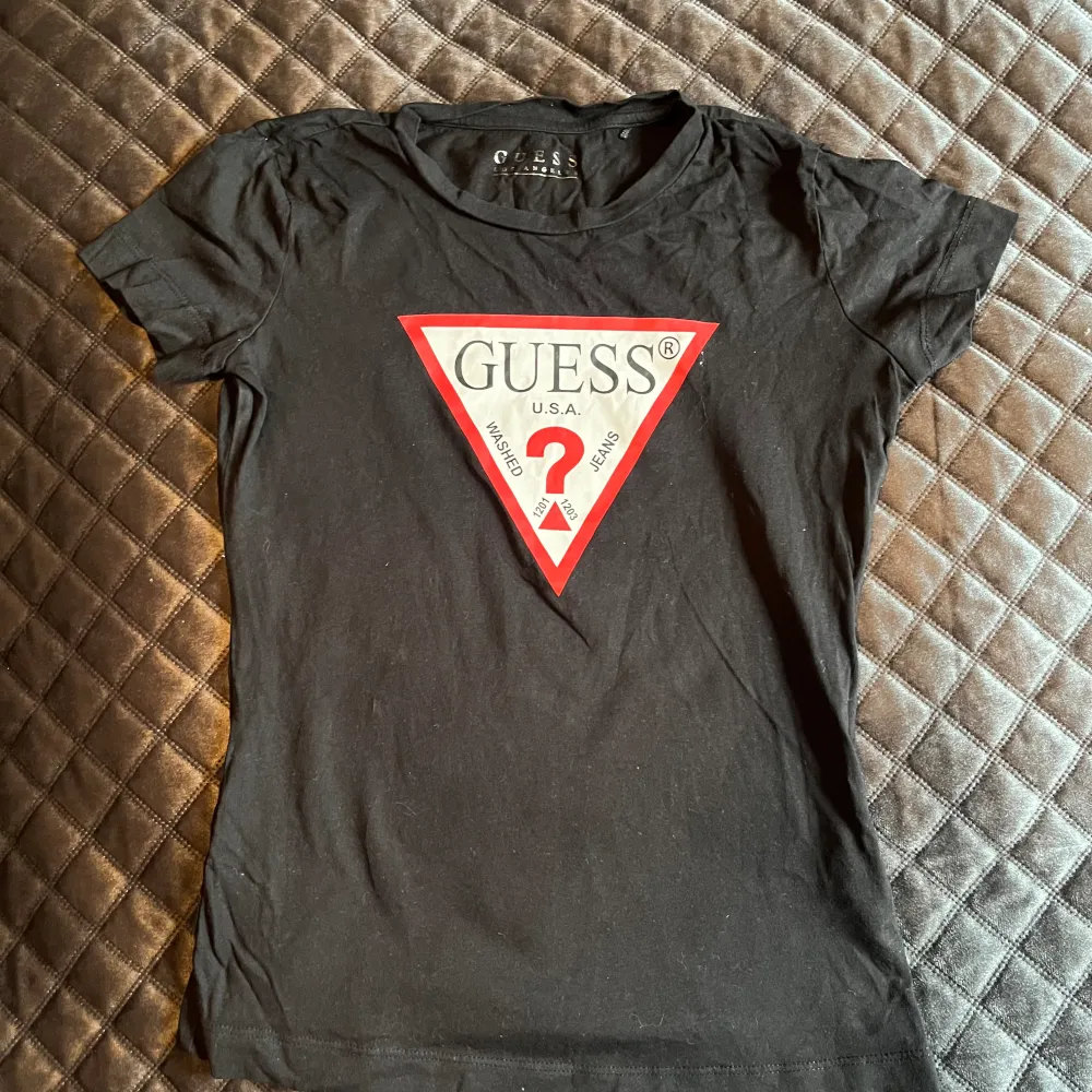 En använd guess t-shirt som inte kommer till användning mer. Dm för frågor eller fler bilder🩷🩷. T-shirts.