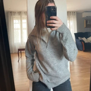 V ringad stickad tröja - Stickad tröja med v-ringad krage. Använd fåtal gånger! 