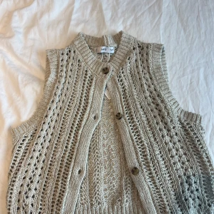 Stickad topp - Fin stickad topp från mango köpt förra sommaren. Helt oanvänd, prislapp kvar. Inköpspris 299 ❤️