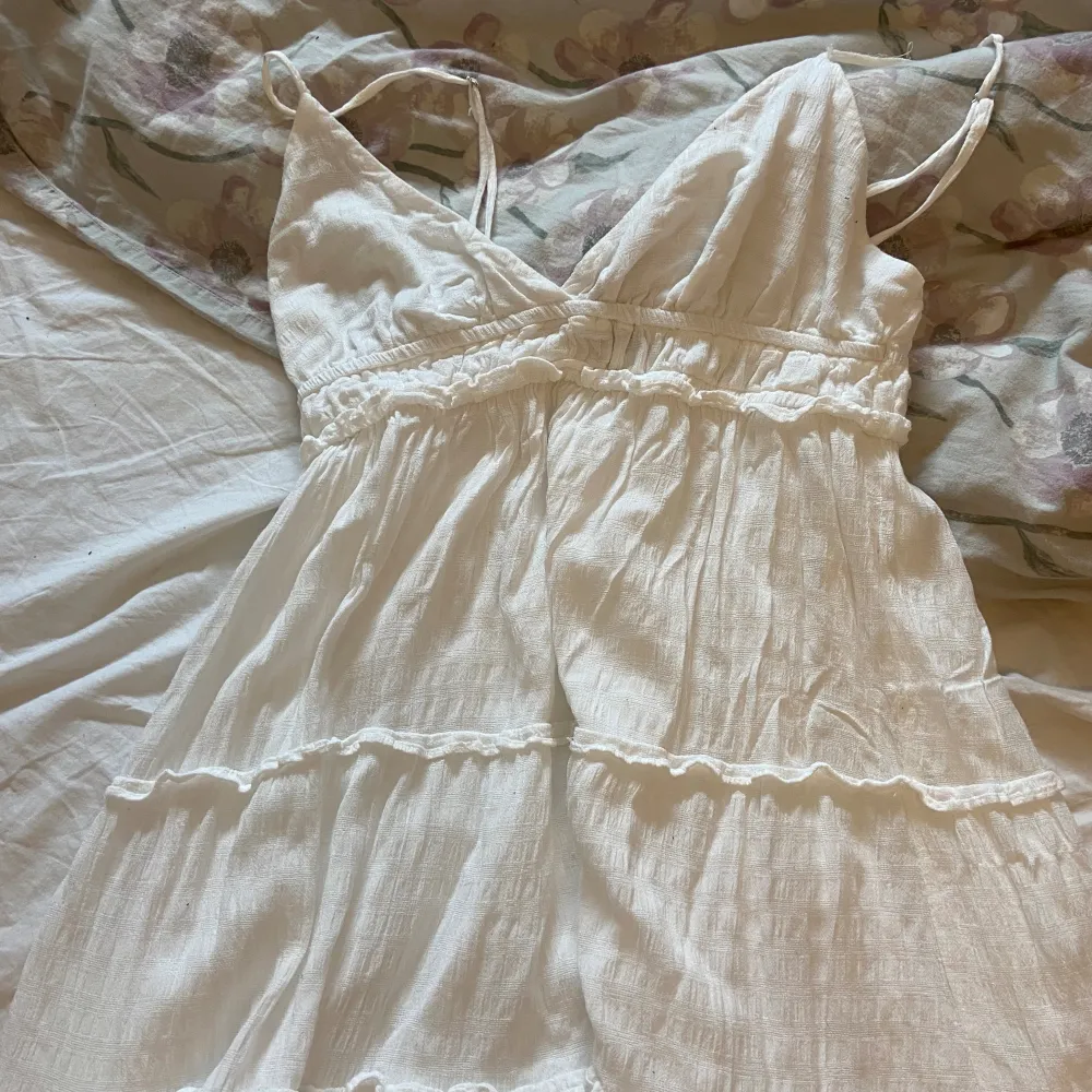 En vit klänning k stolek M köpt från zalando i sommars. Knappt andvänd. Bra skick. Kom privat för fler bilder, den här klänningen kommer att vara super fin att ha i sommar !☀️💕. Klänningar.