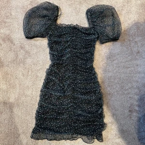 Svart klänning - En fin klänning från HM. Aldrig använd köpt för 3 år sedan   Pris går att diskutera 