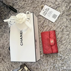 Chanel wallet - Säljer nu min chanel plånbok i rosa. Köpt på vestiare så har äkthetsintyg. Säljer för 3500kr vid snabb affär. Går inte ner i pris. Nypris runt 10000kr.💖