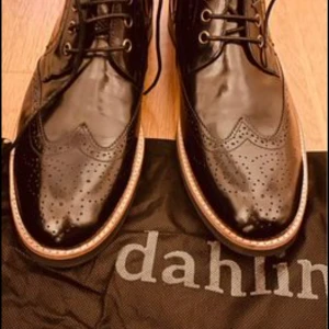 Herrskor - SVARTA BROGUE BOOTS I SKINN MED DRAGKEDJA. Helt nya i storlek 44. Köptes för 1998kr