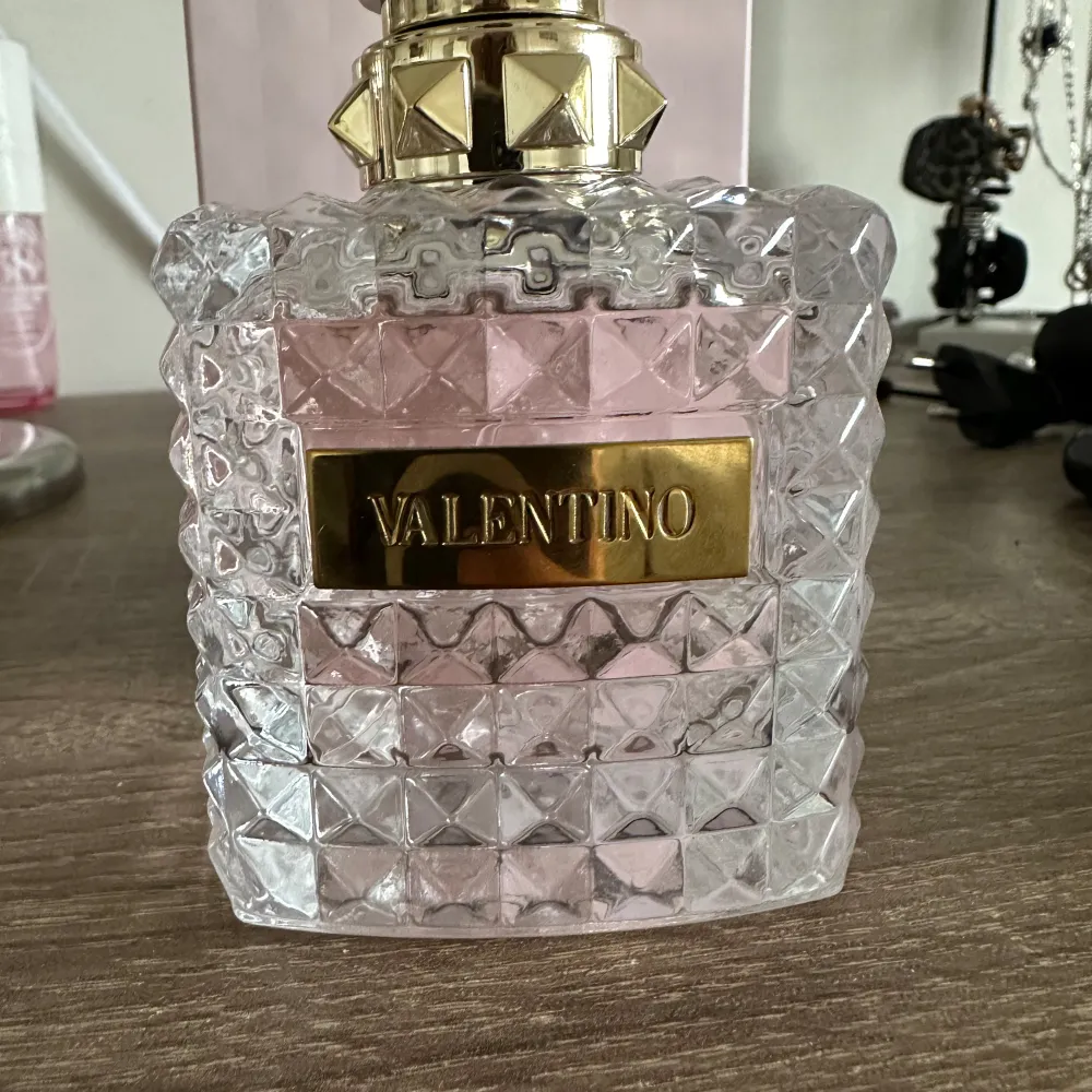 Valentino Donna edp 100ml från kicks, nypris 1800kr säljer för ungefär 1500kr. Helt ny fick den igår (23-04) på min födelsedag men tyckte inte om doften riktigt och det gick inte att returnera eftersom att jag redan hade öppnat den och testat den. . Parfym.