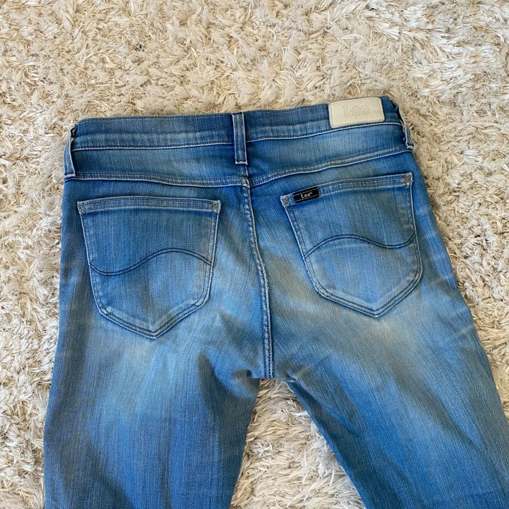 Säljer dessa Lee jeans när jag knappt använder dom. 💗 Dom är i bra skick och har inget slitage. Kom dm för funderingar! ☺️. Jeans & Byxor.