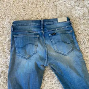 Säljer dessa Lee jeans när jag knappt använder dom. 💗 Dom är i bra skick och har inget slitage. Kom dm för funderingar! ☺️